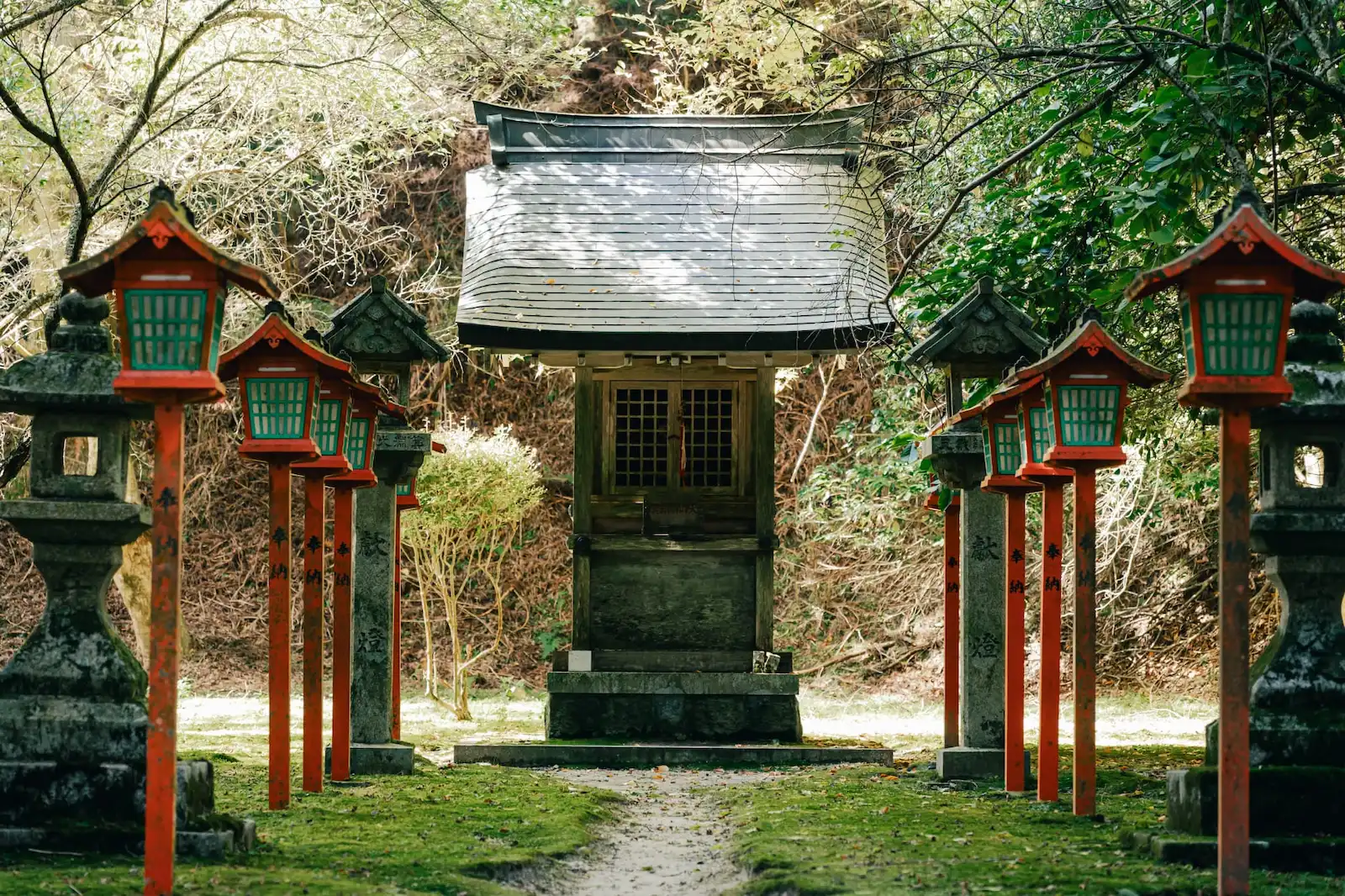 朱塗りの門と社殿