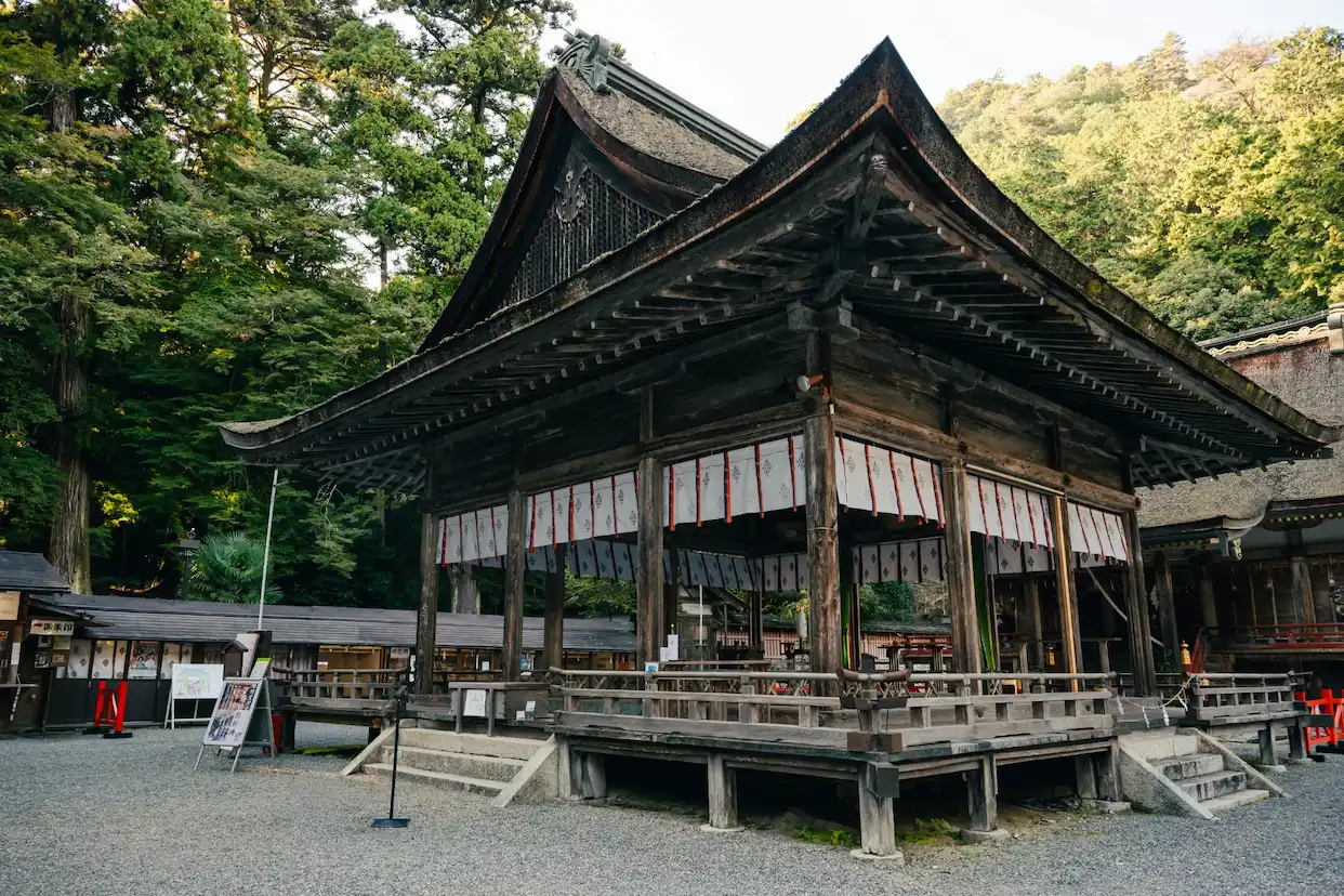 森に囲まれた社殿