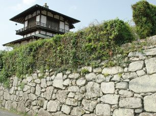 城郭のような石組みで知られる盛安寺の石垣<br/>（公社）びわこビジターズビューロー