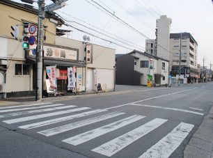 東大路通。週末には行列ができる