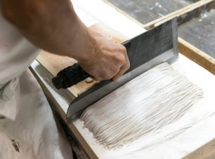 手打ち蕎麦を切る様子