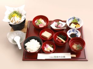 地元近江の食材を活かし、比叡山の水で丁寧に調理した「精進懐石膳」（要予約）