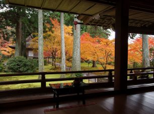 紅葉の時季には多くの人が訪れる