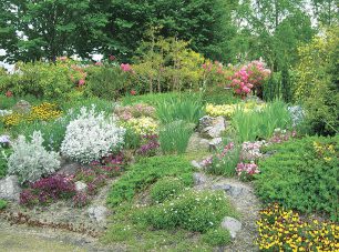 可憐な花々やハーブを植え込んだ「グラベルガーデン」。