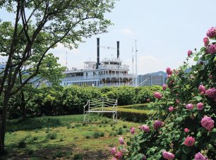 柳が崎湖畔公園港が隣接。外輪船ミシガンで訪れることができます。