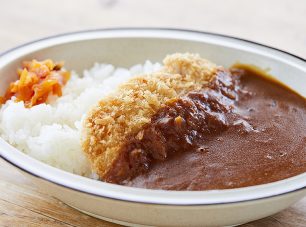 カツカレー。ほかに麺類や定食もある