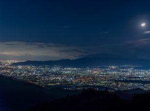 大阪の夜景も望むことができます