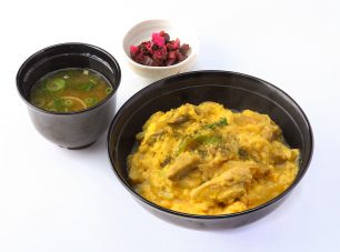 比叡山麓で育った淡海（たんかい）地鶏と地卵を使った「地鶏丼」
