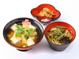 ごま豆腐、湯葉、生麩など比叡山ならでは精進食材を使った、人気ナンバー１の「平和丼」