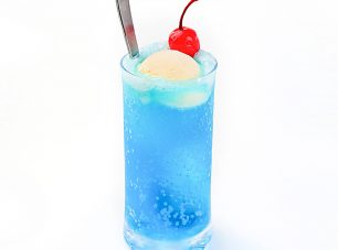 びわ湖をイメージした「びわ湖ブルーのクリームソーダ」が大人気