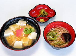 ごま豆腐、湯葉、生麩など比叡山ならでは精進食材を使った、人気ナンバー１の「平和丼」