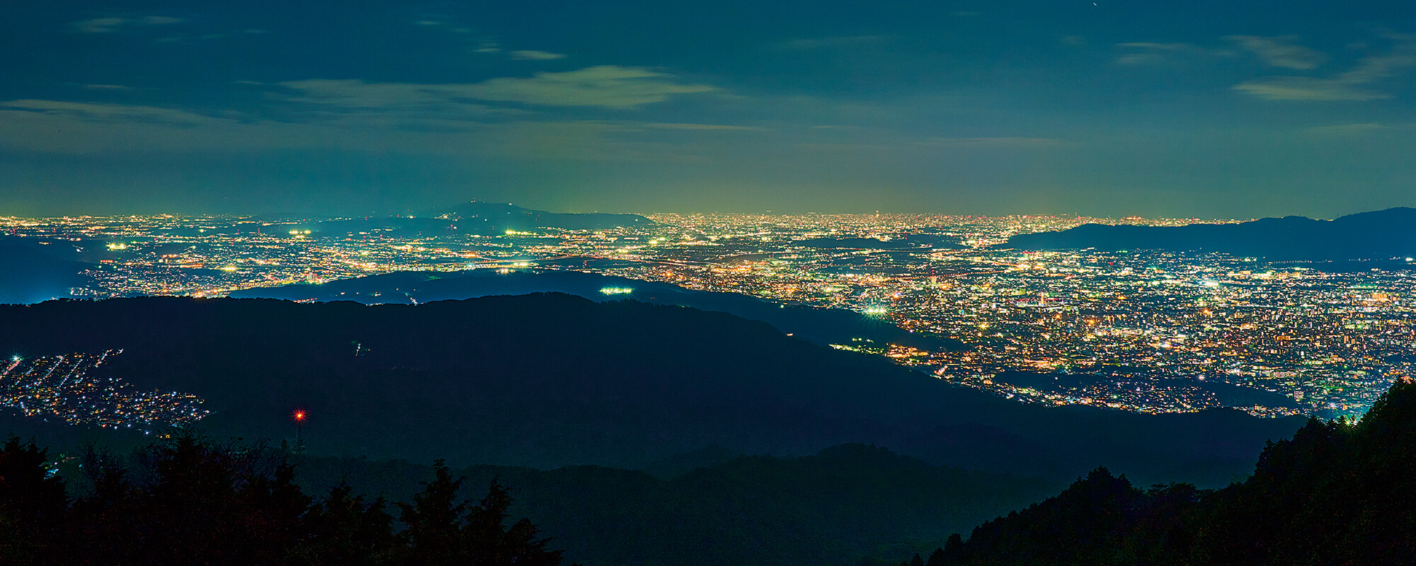 四明が嶽駐車場（奈良（左）京都〜大阪（右）方面の夜景）